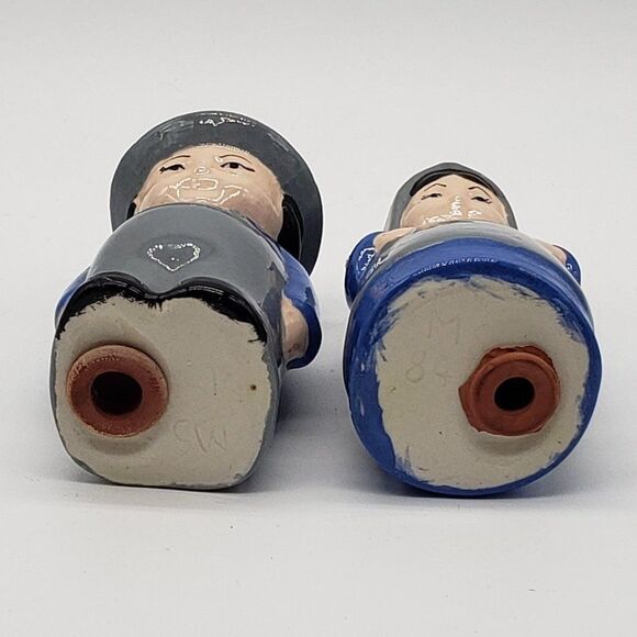 Signed Vintage 1984 Amish Blue Grey Man & Woman Ceramic Salt & Pepper Shaker Set - Picture 2 of 11